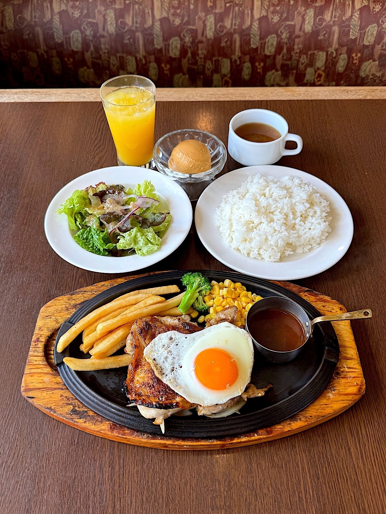 Royal Host(ロイヤルホスト)の「あつあつ鉄板チキングリル~バター醤油ソース~スペシャルランチ」