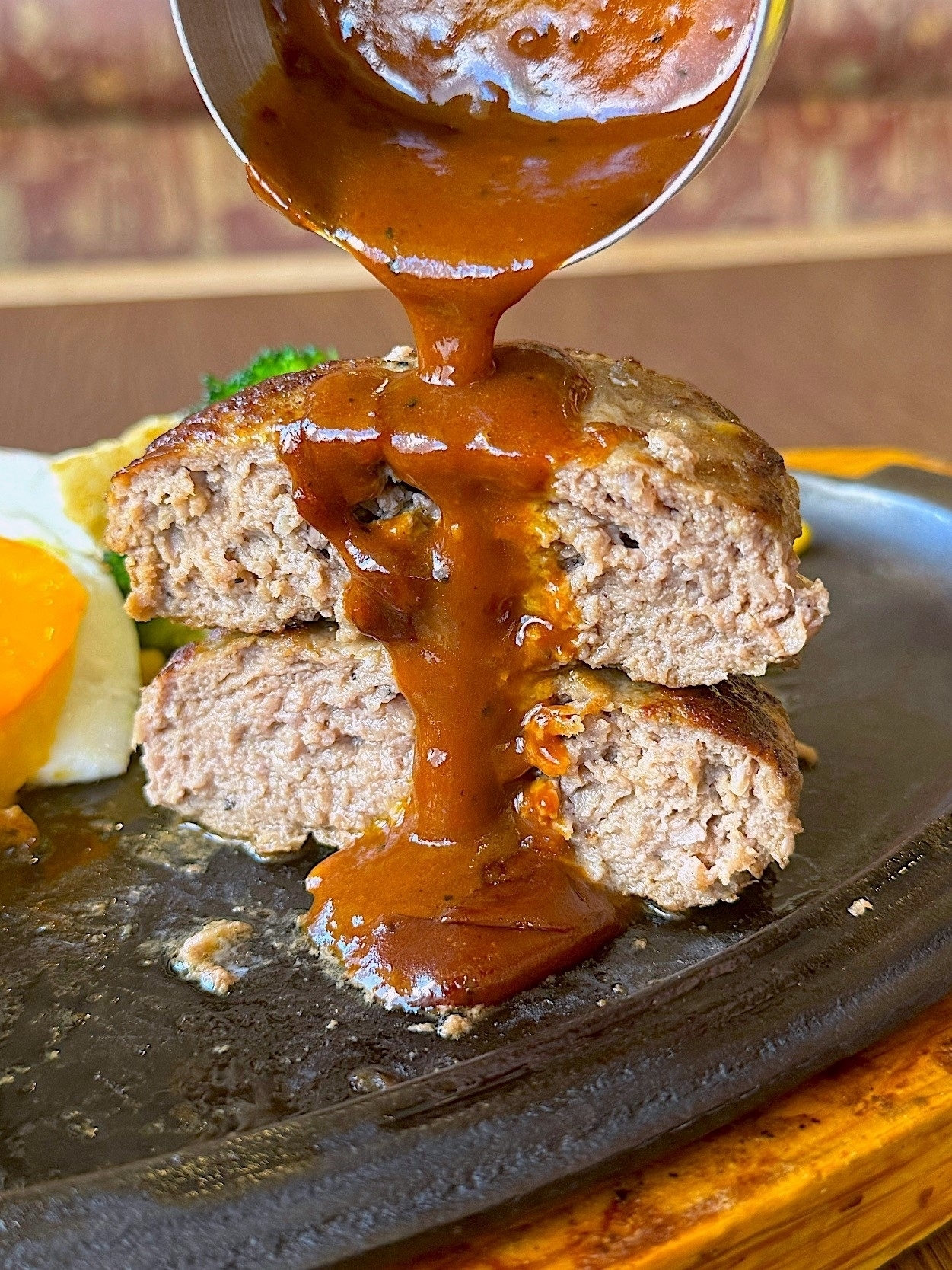 Royal Host(ロイヤルホスト)の「190gレギュラー 黒×黒ハンバーグスペシャルランチ」