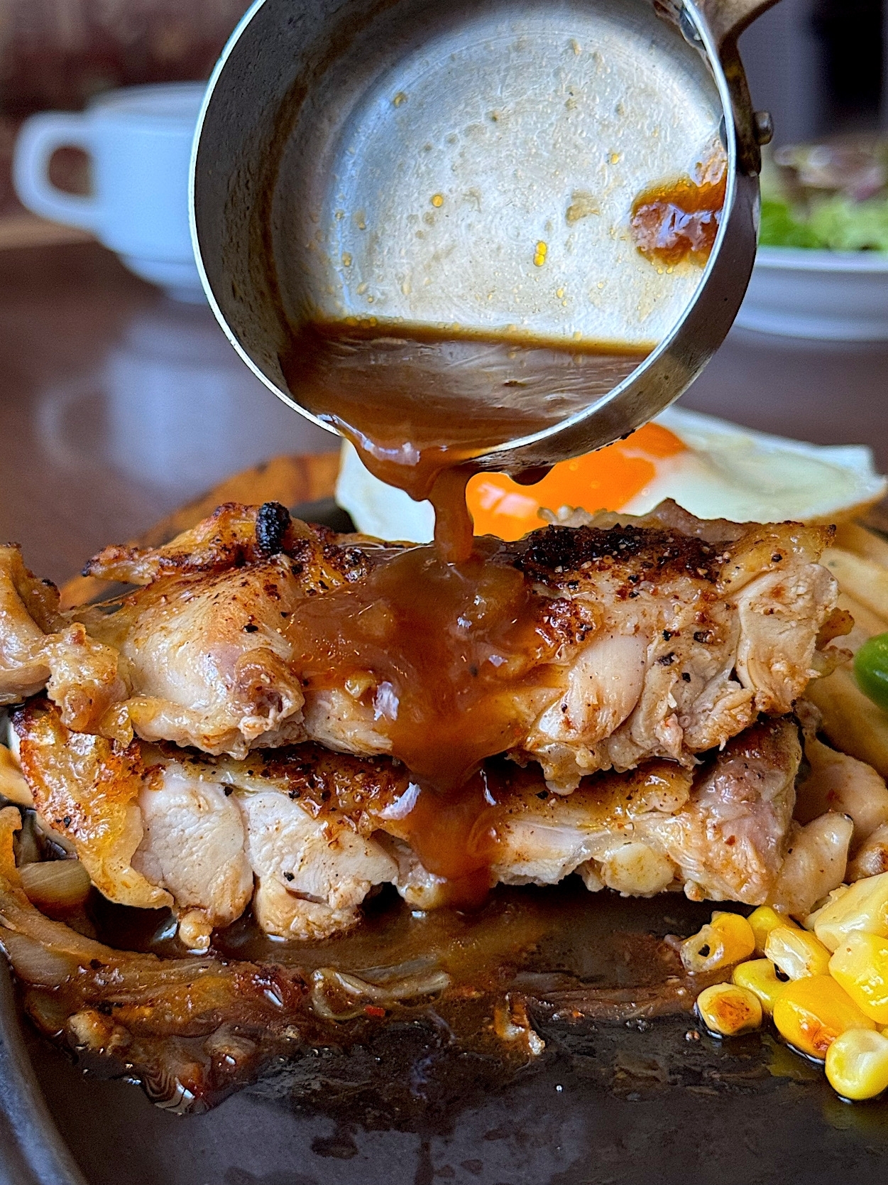 Royal Host(ロイヤルホスト)の「あつあつ鉄板チキングリル~バター醤油ソース~スペシャルランチ」