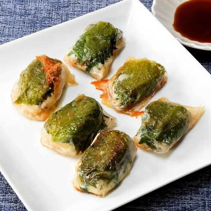 皿に盛られた大葉を巻いた餃子が並ぶ。ソースは別の小皿に注がれている。
