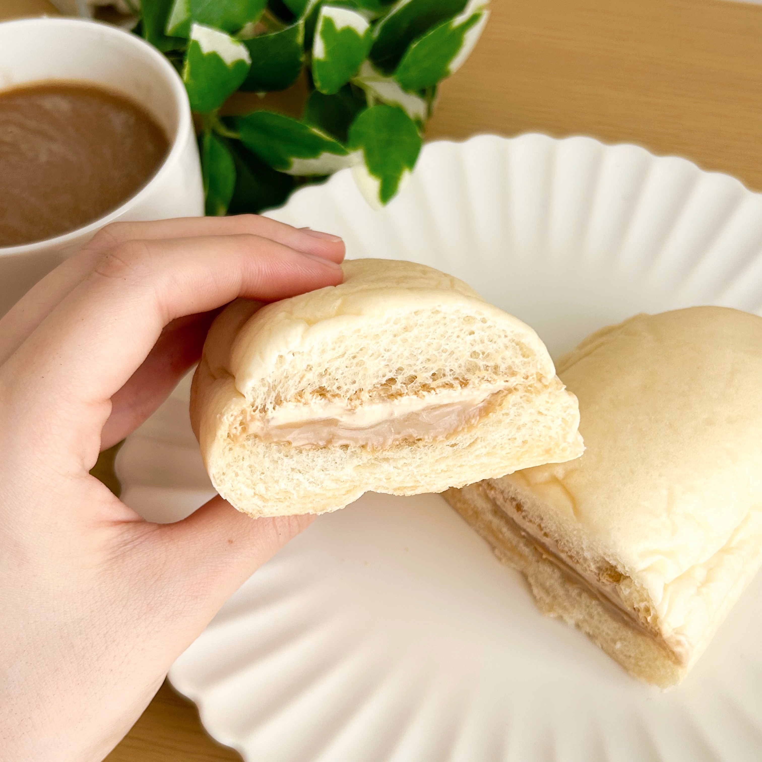 FamilyMart（ファミリーマート）の「白生コッペパン（ダブルカフェラテ）」