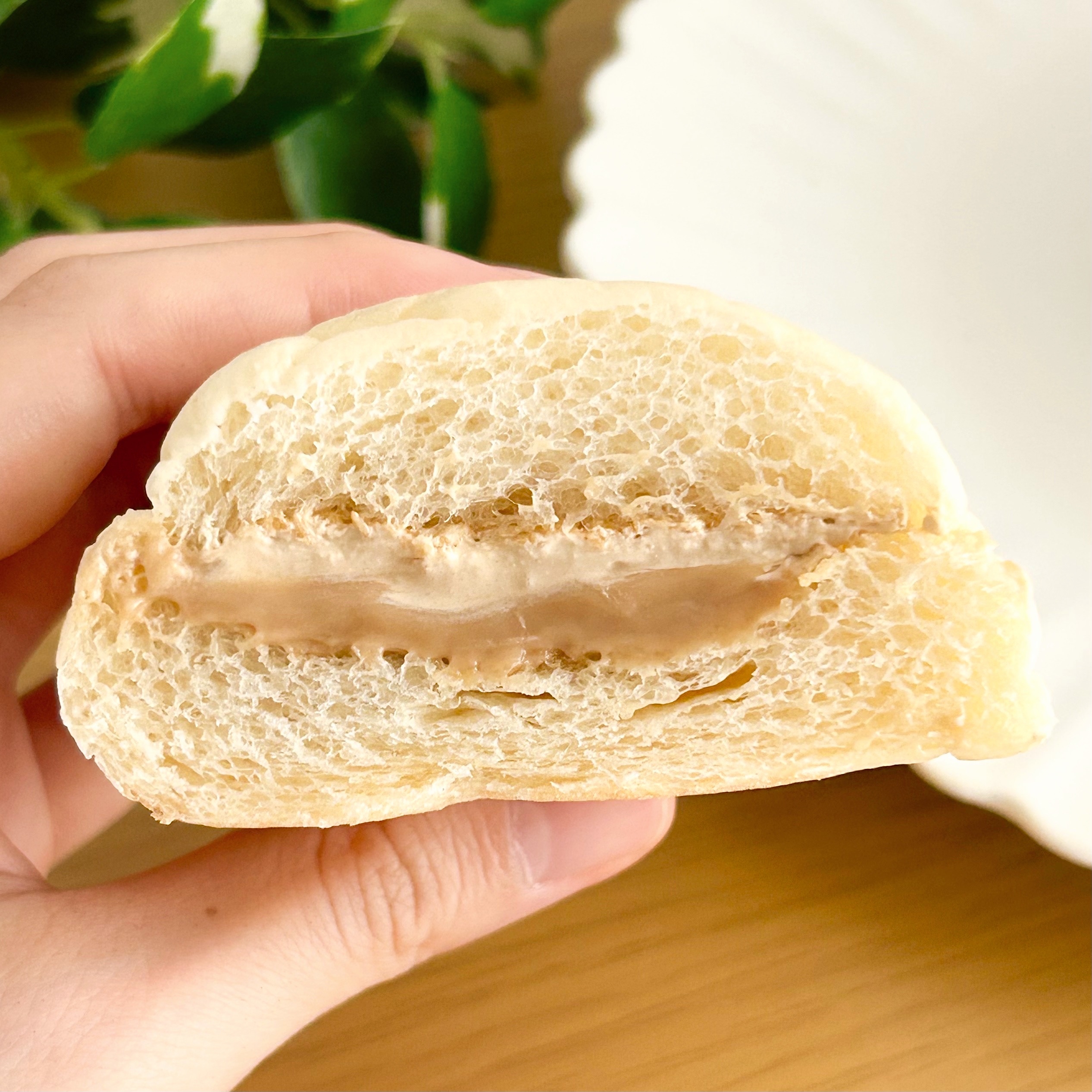 FamilyMart（ファミリーマート）の「白生コッペパン（ダブルカフェラテ）」