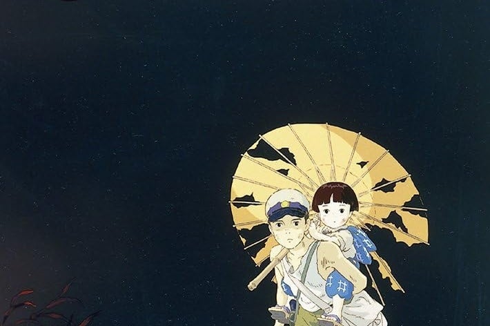 映画「火垂るの墓」のDVDパッケージ。軍服を着た少年と和装の少女が傘を持ち、星空の下に立つ。背景は夜景。