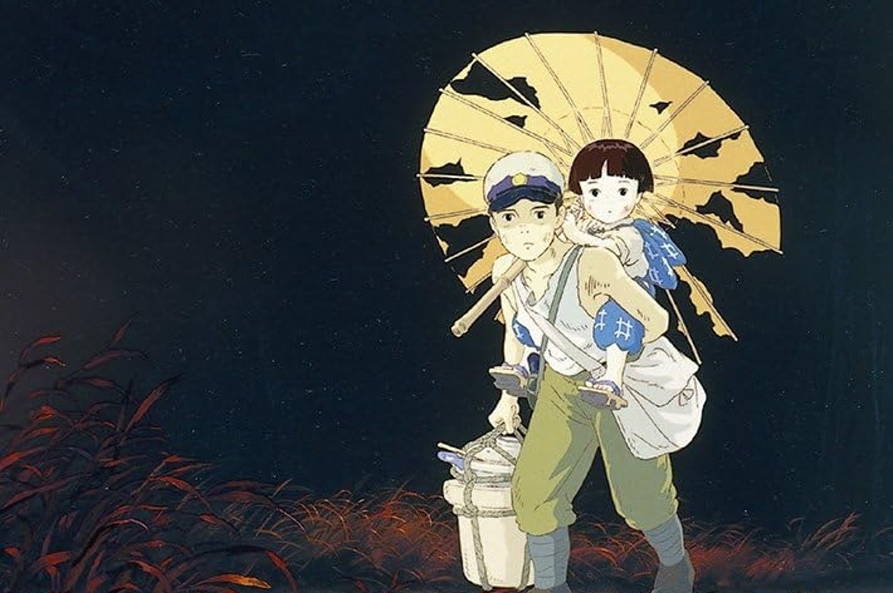 映画「火垂るの墓」のDVDパッケージ。軍服を着た少年と和装の少女が傘を持ち、星空の下に立つ。背景は夜景。
