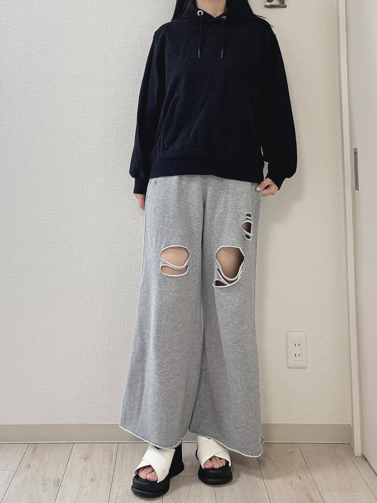 niko and&hellip;（ニコアンド）の「セルフカットスウェットワイドパンツ」