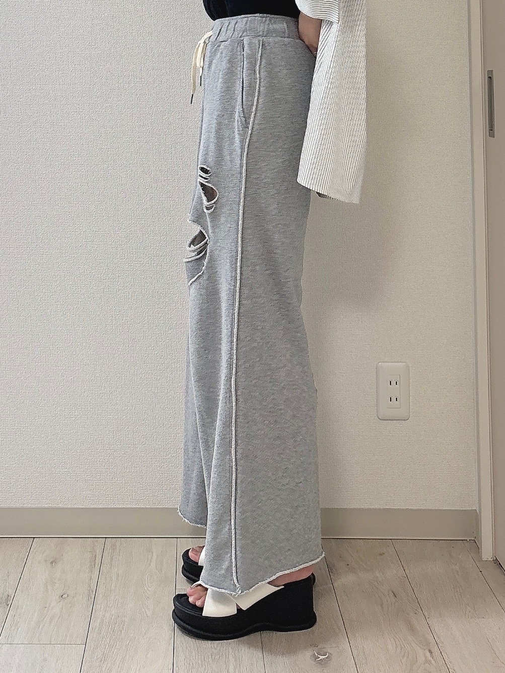 niko and&hellip;（ニコアンド）の「セルフカットスウェットワイドパンツ」