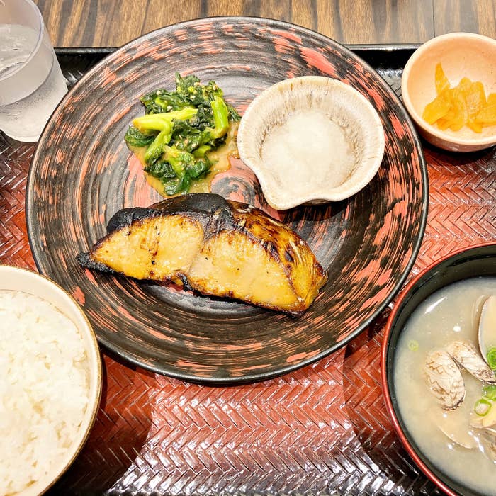 大戸屋の「鰆の西京焼き 菜の花からし和え添え」