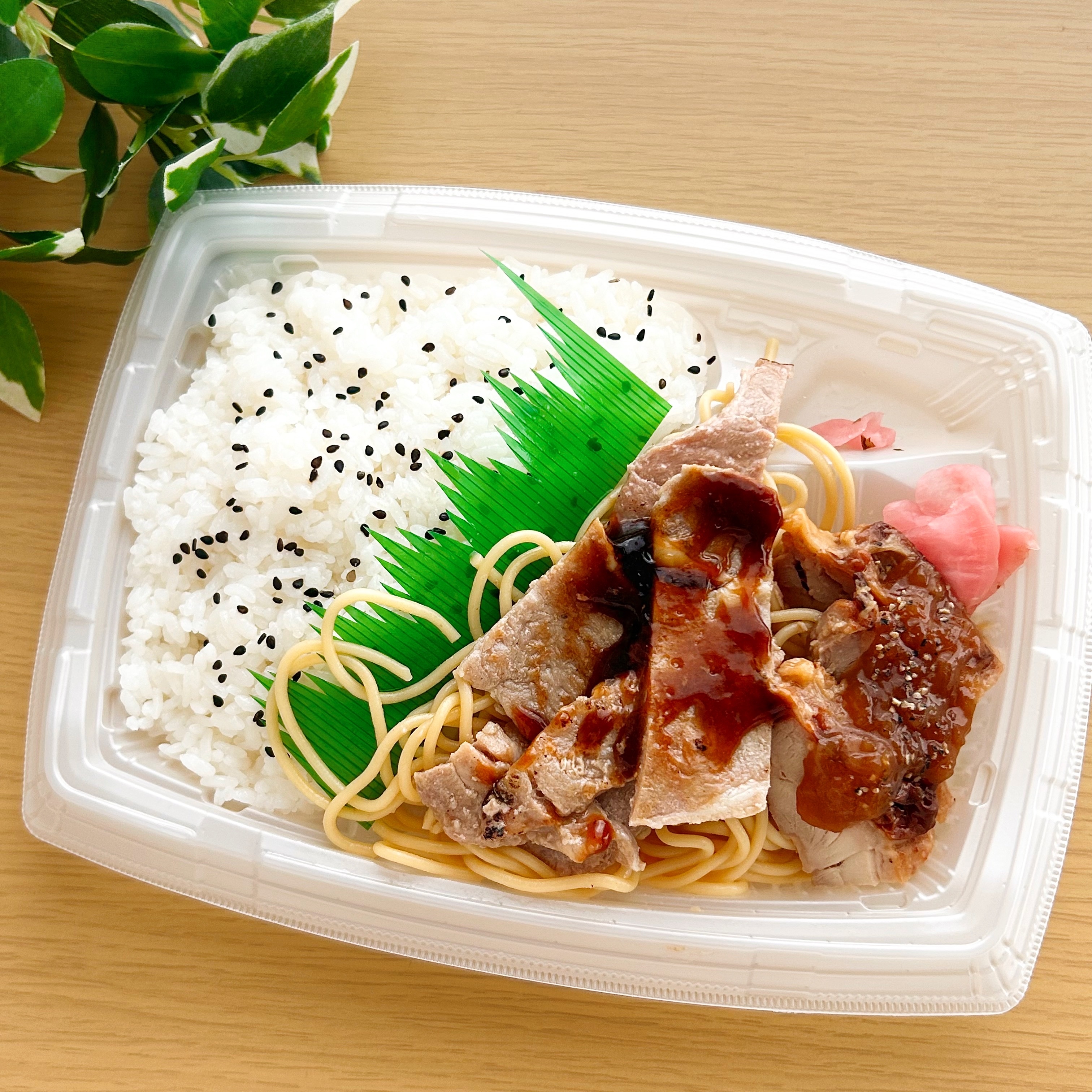 FamilyMart(ファミリーマート)の「炙り豚焼肉&グリルチキン弁当」