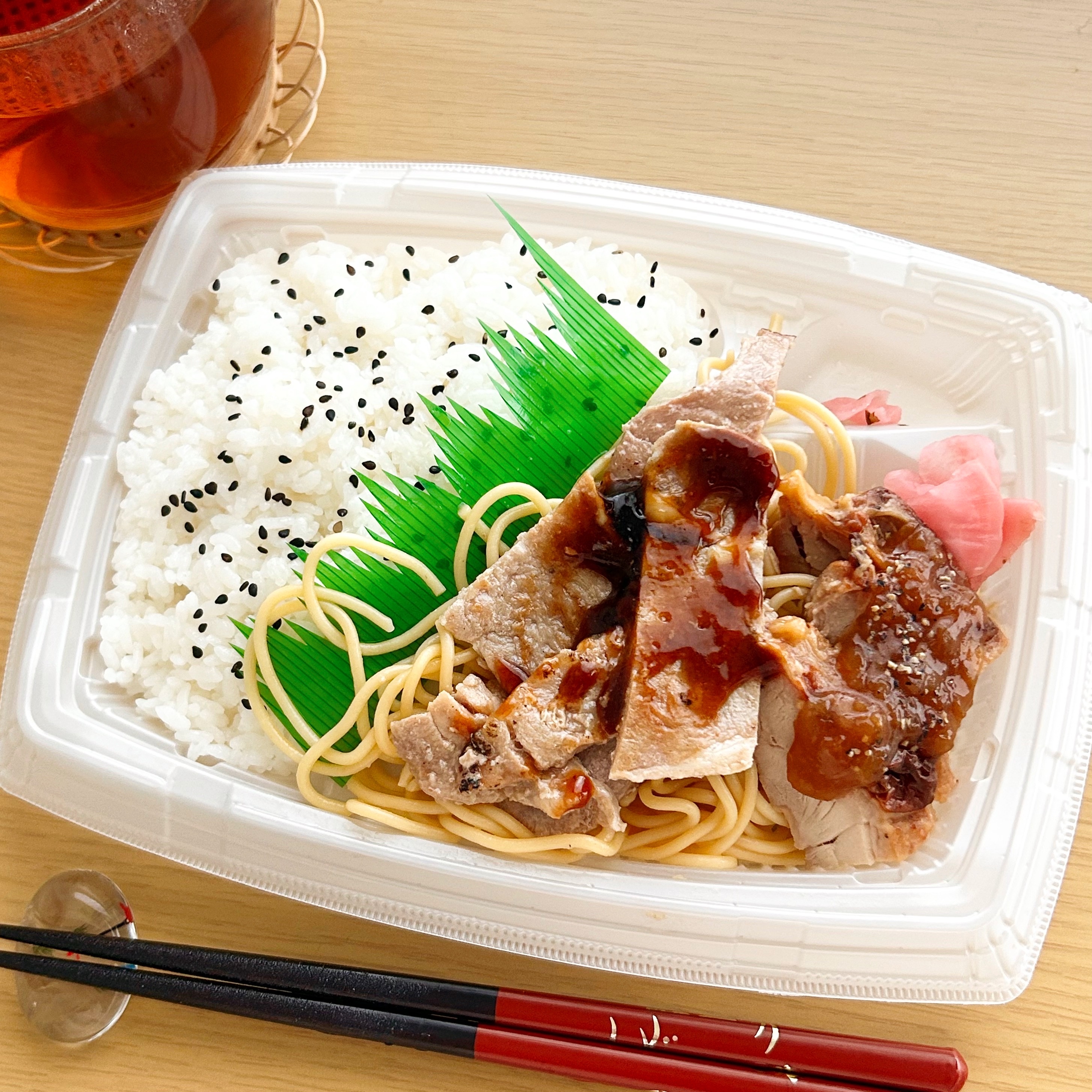 FamilyMart(ファミリーマート)の「炙り豚焼肉&グリルチキン弁当」