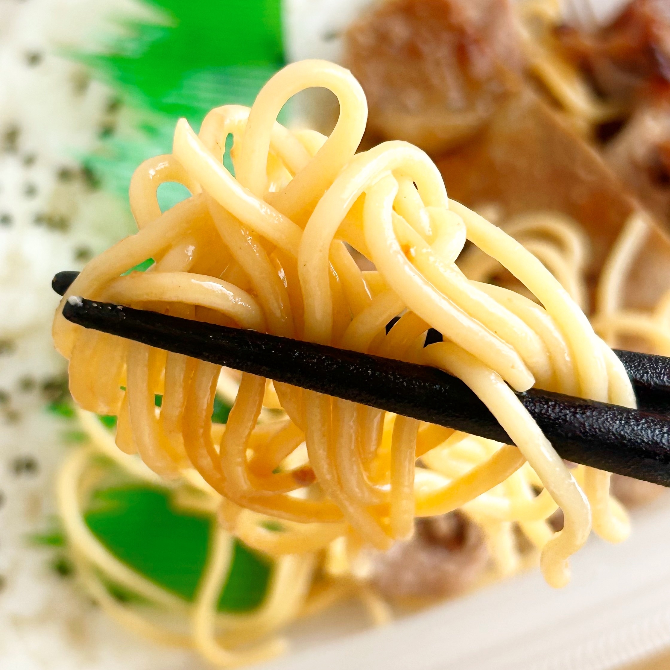 FamilyMart(ファミリーマート)の「炙り豚焼肉&グリルチキン弁当」