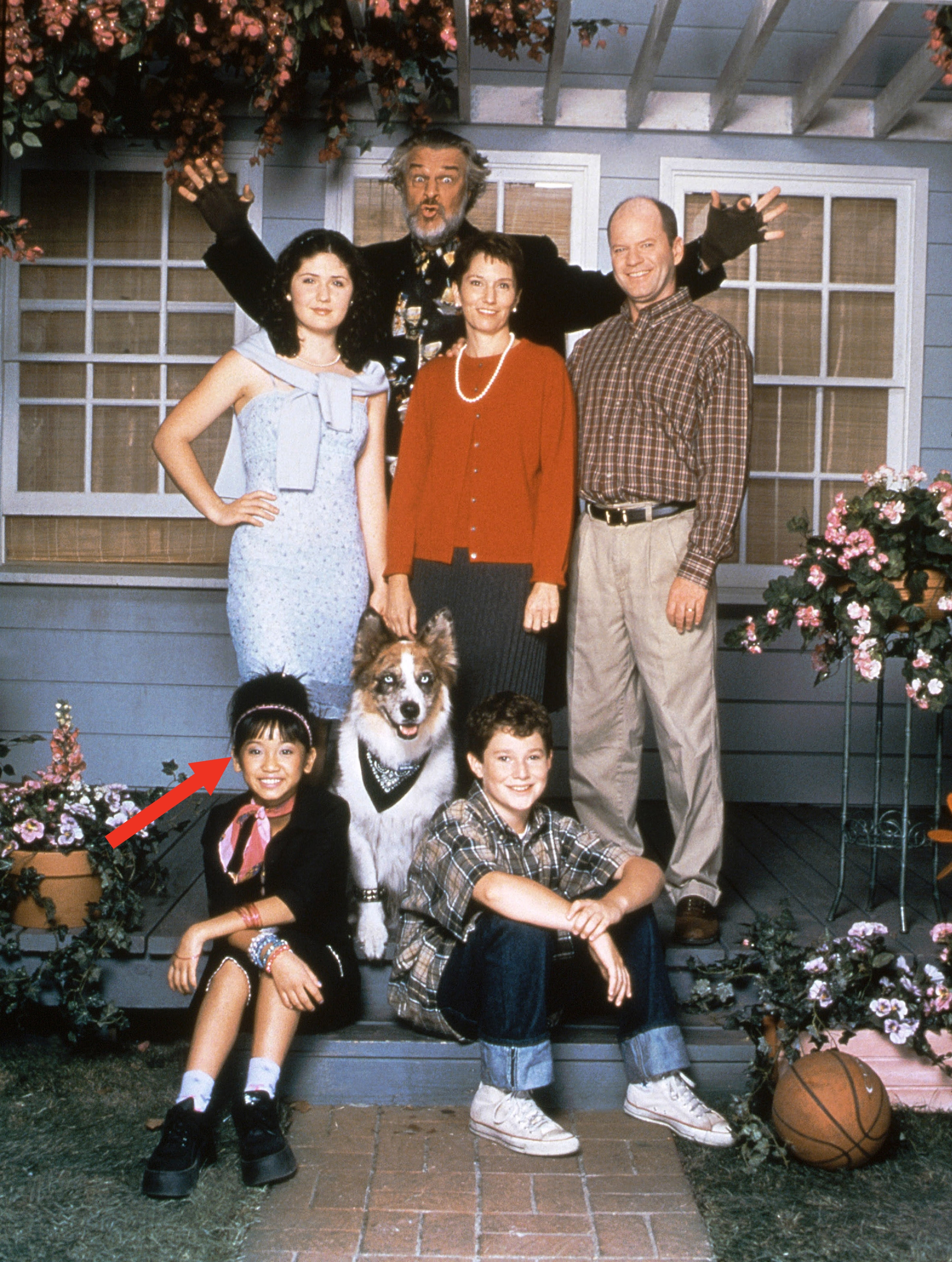 Morgan Kibby, Richard Moll, Catherine MacNeal, William Francis McGuire, (sitting): Brenda Song, Rowdy the dog, and Brandon Gilberstadt in "100 Deeds for Eddie McDowd."