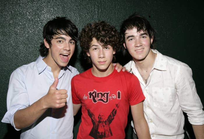 Throwback photo of The Jonas Brothers posing