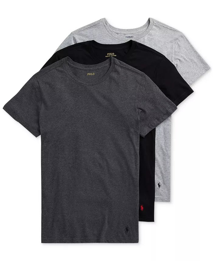 Tiga t-shirt kru bertumpuk rapi dalam warna abu-abu gelap, hitam, dan abu-abu terang, berlabel 