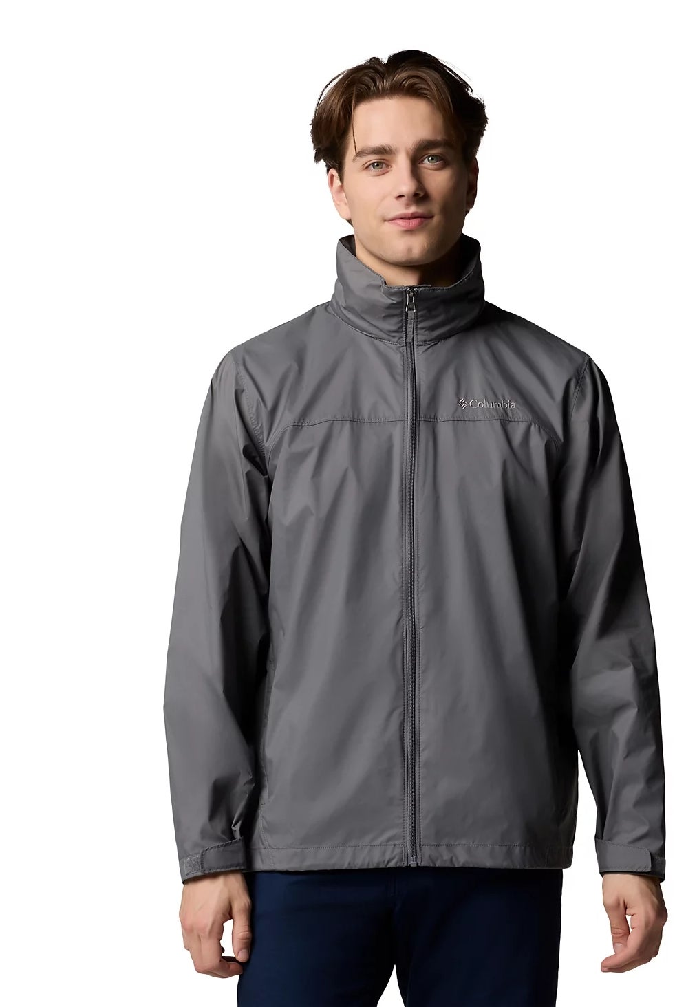 Orang dengan jaket hujan, berdiri dan menghadap ke depan. Jaket tampak ringan dan cocok untuk aktivitas di luar ruangan