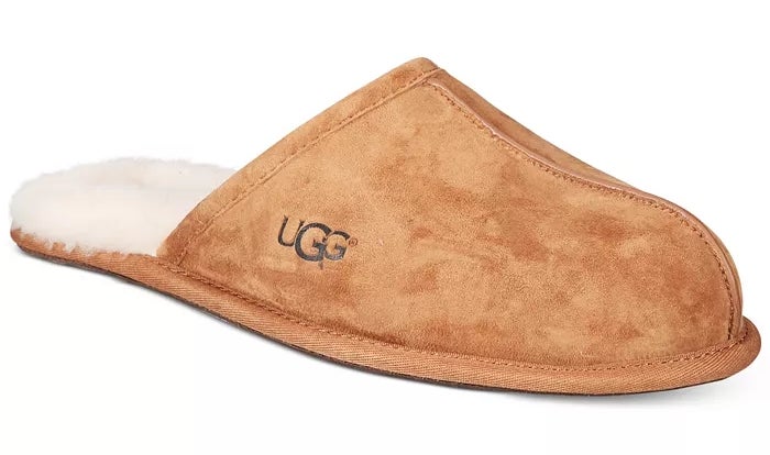 Slipper ugg dengan eksterior suede dan lapisan mewah, ideal untuk pakaian indoor yang nyaman