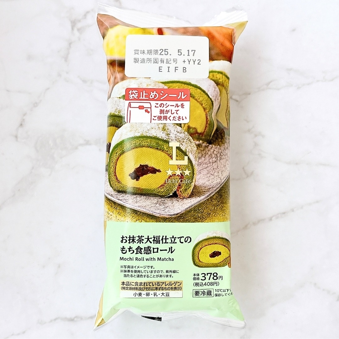 抹茶ロールケーキのパッケージ画像。もち食感、価格378円、終売日表示有。