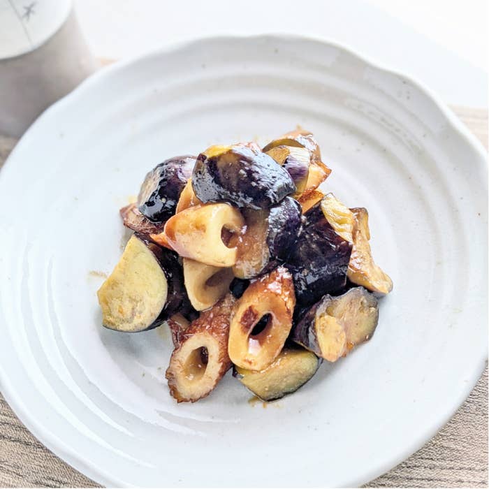 焼きなすとちくわの炒め物が白い皿に盛られています。