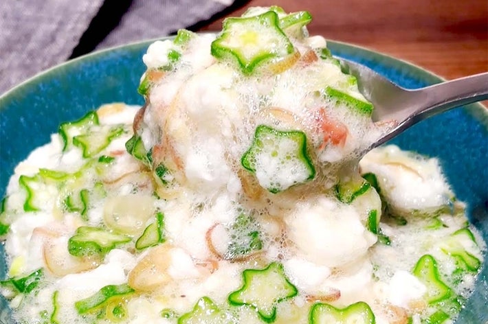 オクラと鶏肉を使用した泡状の料理。スプーンですくわれ、食感が柔らかそうに見える。テーブルに置かれている。