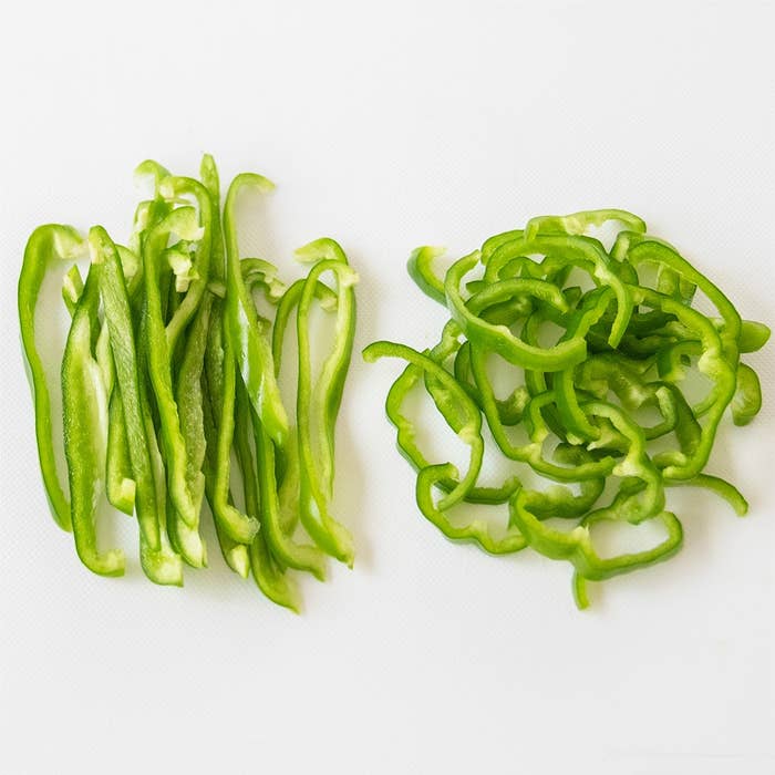 薄く切られたピーマンのスライスが2種類、異なる形状で並べられている。