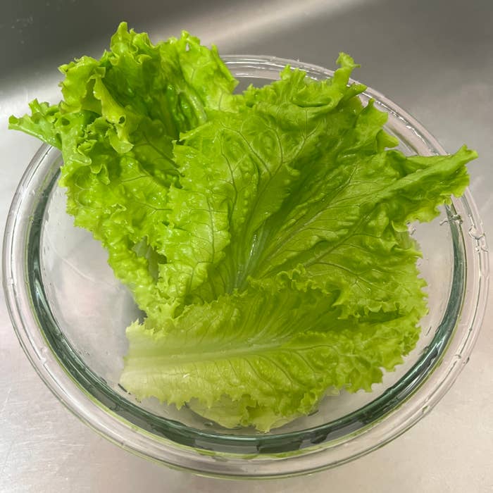 ガラスボウルに入った新鮮なレタスの葉。