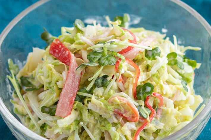 ガラスのボウルに入ったキャベツやカニカマのサラダ。