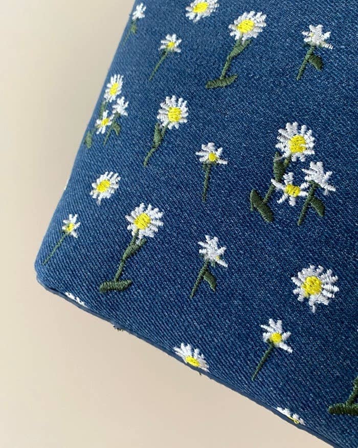 ZARAの「デニム デイジー バケットバッグ」