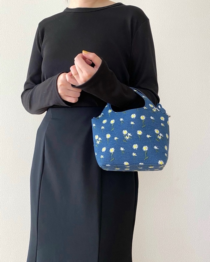 ☆ドイツ発*ZARA*新作*刺繍デニム2WAYバッグ/BLUE☆ ZARAの「お花畑みたいな2WAYバッグ」が天才的なかわいさ!巾着