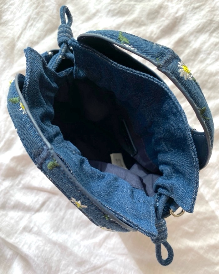 ☆ドイツ発*ZARA*新作*刺繍デニム2WAYバッグ/BLUE☆ ZARAの「お花畑みたいな2WAYバッグ」が天才的なかわいさ!巾着