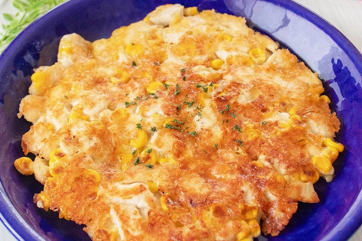 お皿に盛られたこんがり焼けた鶏むね肉とコーンのガレット。