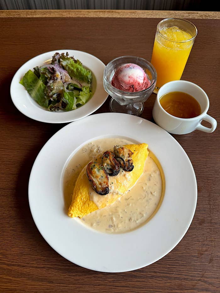 ロイヤルホストの「牡蠣のバター焼き添え ちいさなクリームオムライス スペシャルランチ」