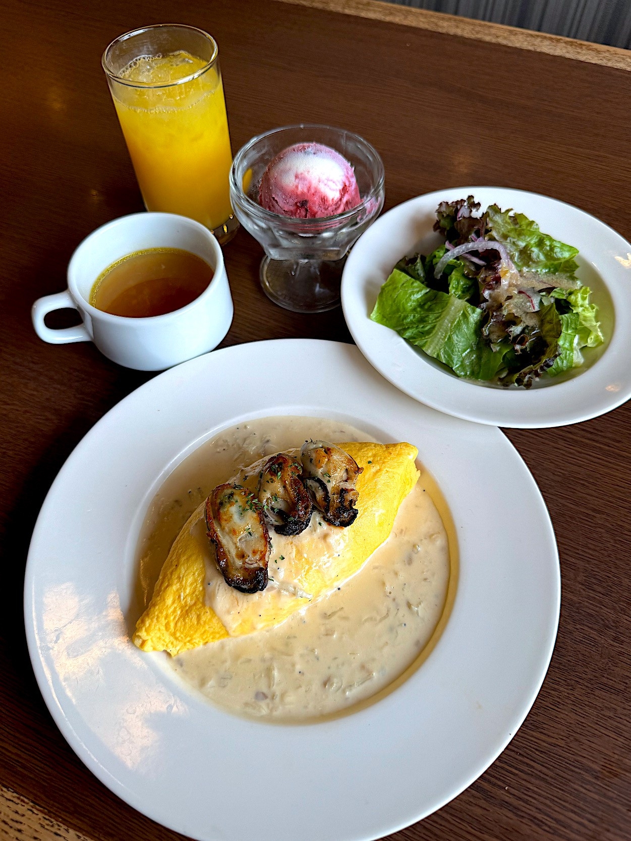 ロイヤルホストの「牡蠣のバター焼き添え ちいさなクリームオムライス スペシャルランチ」