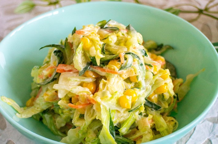 サラダボウル。レタス、にんじん、きゅうり、コーンが入ったクリーミーなドレッシングのサラダ。