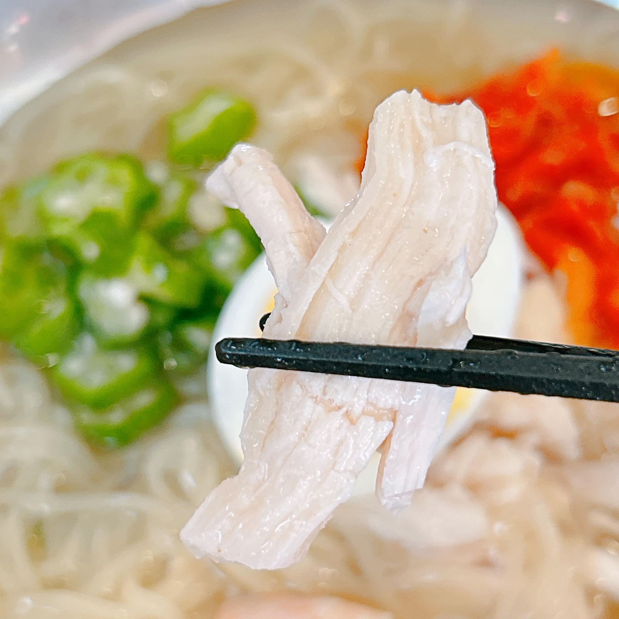 ガストの「海老と蒸し鶏のコク旨冷麺」
