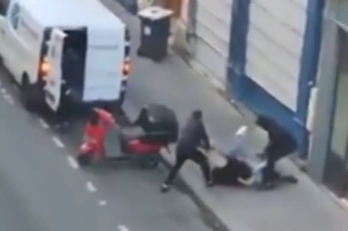 通りで人が倒れている状況を、数人が助けようとしているシーン。