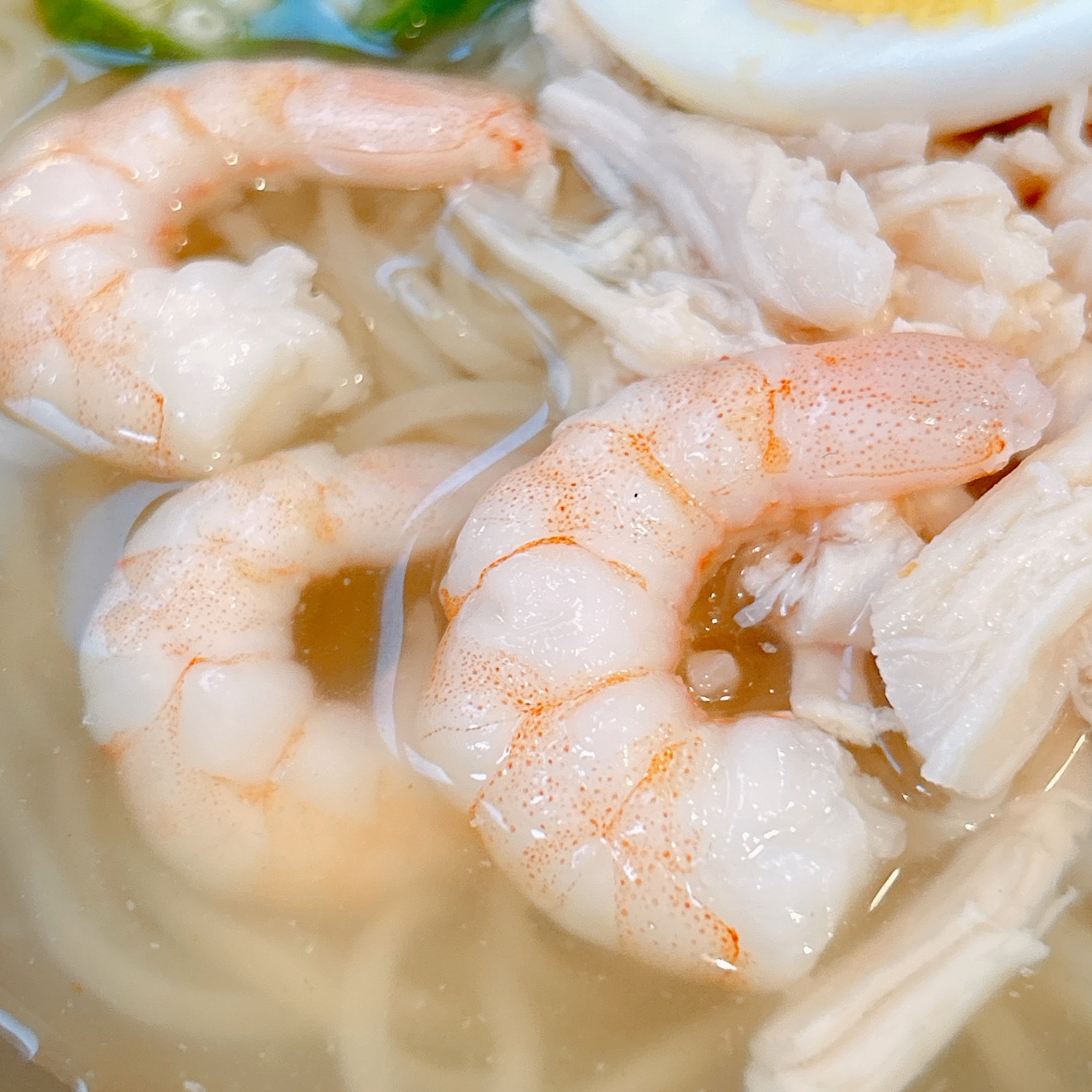 ガストの「海老と蒸し鶏のコク旨冷麺」