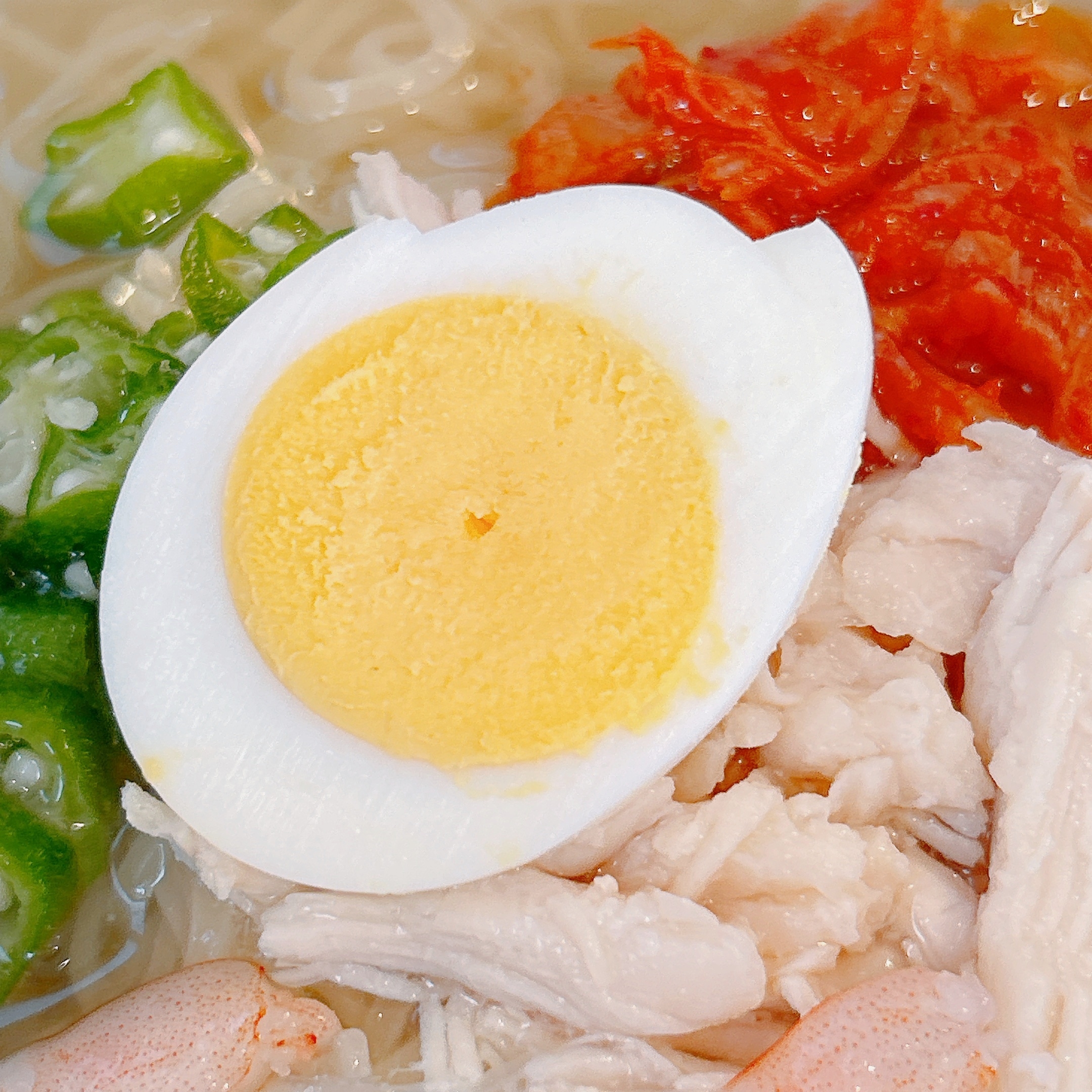 ガストの「海老と蒸し鶏のコク旨冷麺」