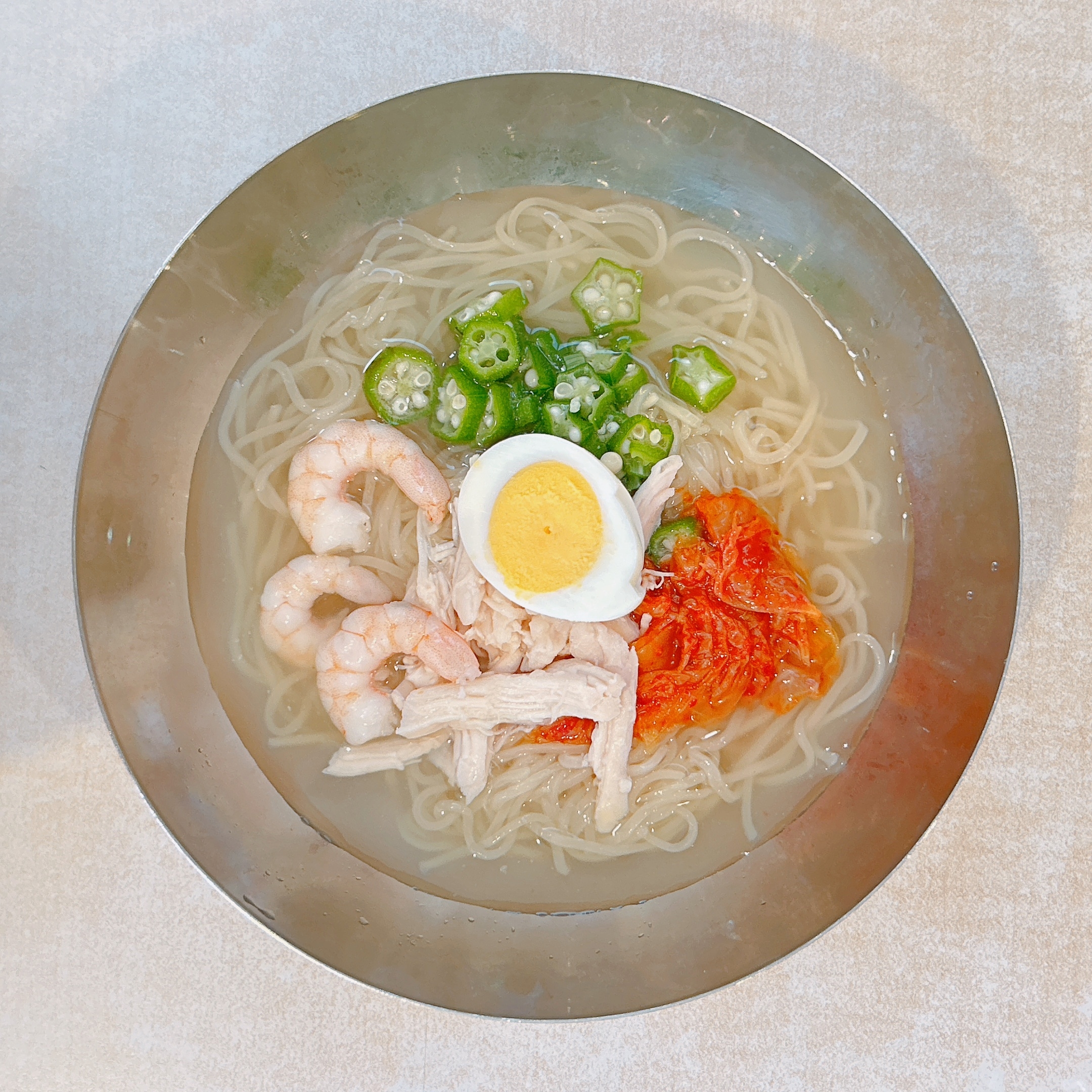 ガストの「海老と蒸し鶏のコク旨冷麺」