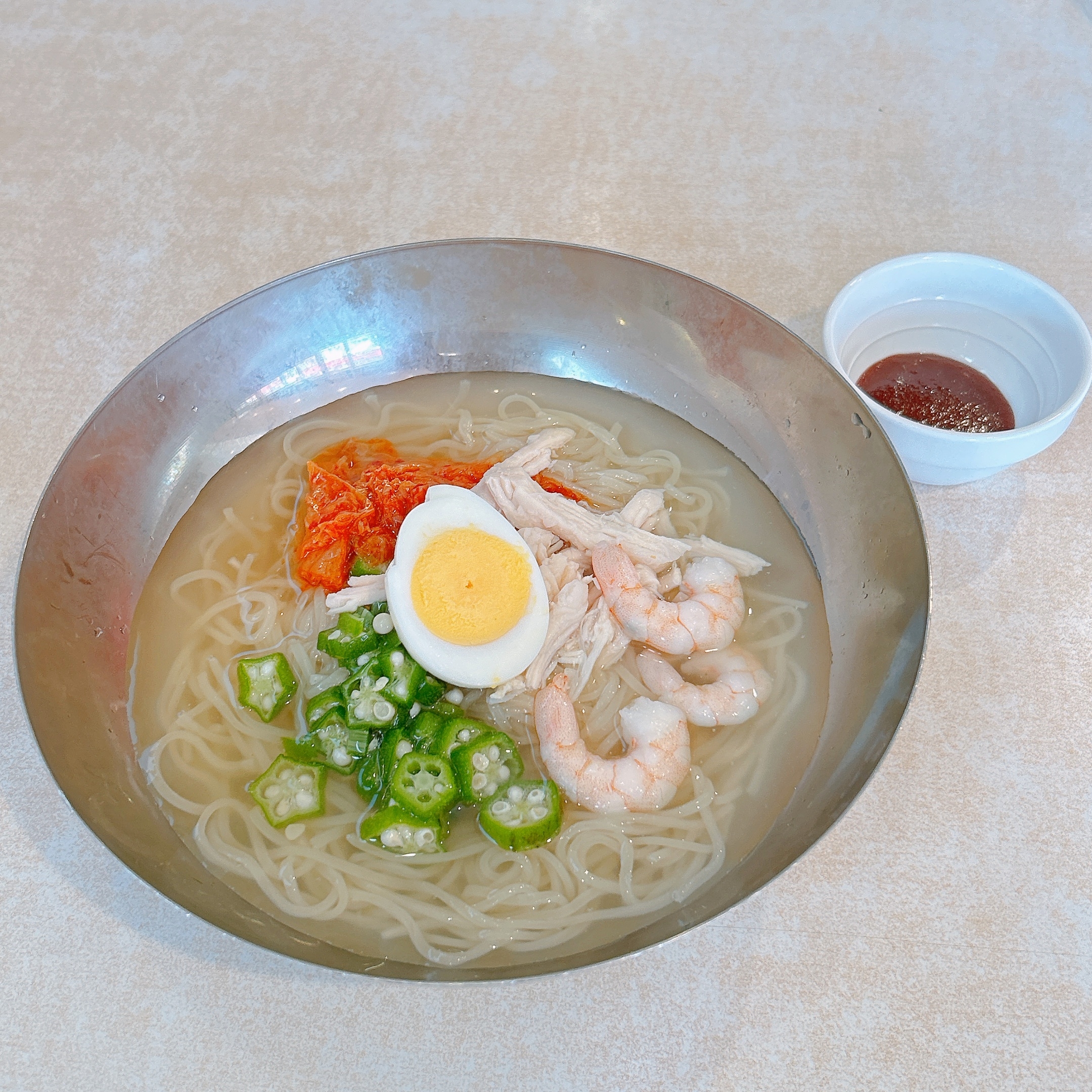 ガストの「海老と蒸し鶏のコク旨冷麺」