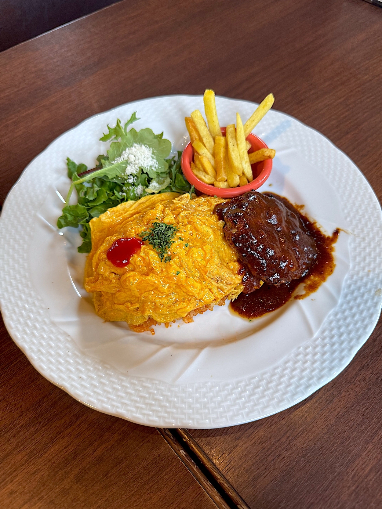 星乃珈琲の「オムライス＆デミグラスハンバーグプレート」