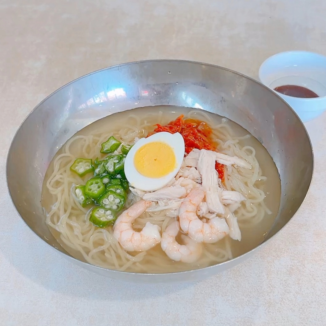 ガストの「海老と蒸し鶏のコク旨冷麺」