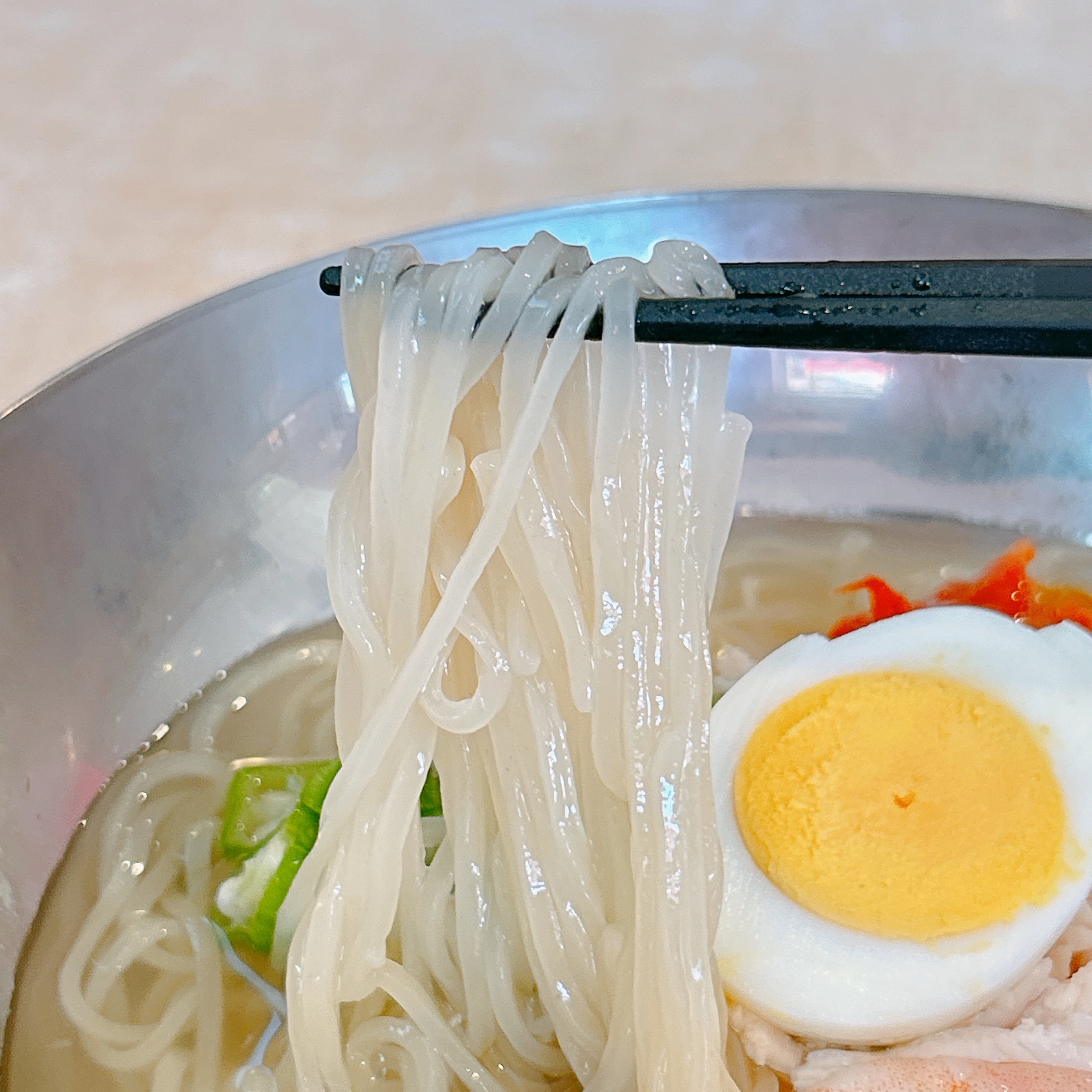 ガストの「海老と蒸し鶏のコク旨冷麺」