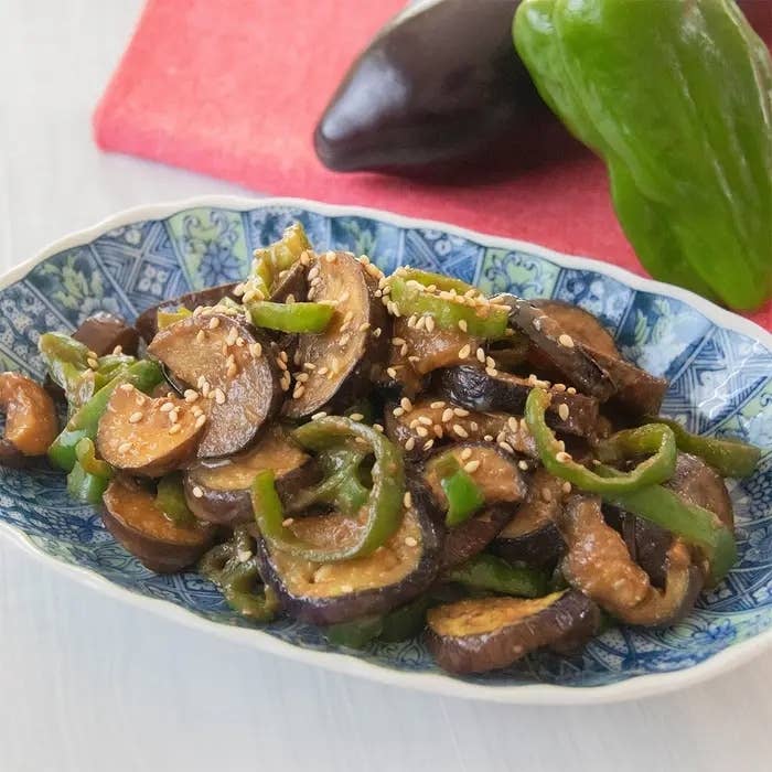 お皿に盛られたなすとピーマンの甘辛みそ炒め