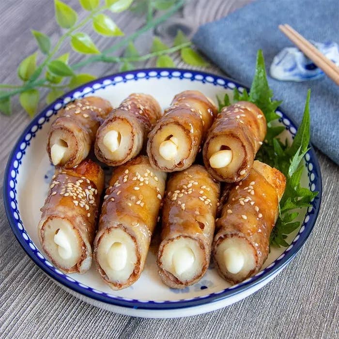 お皿に盛られたちくわ料理。ちくわにはチーズが入っていて豚肉が巻かれている。