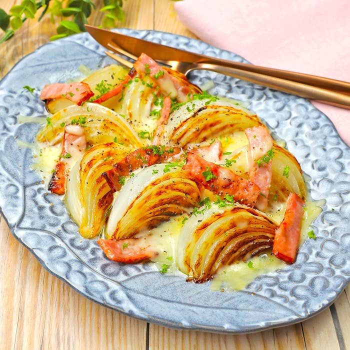 焼いた玉ねぎとベーコンが青い皿に盛られ、パセリが散らされています。