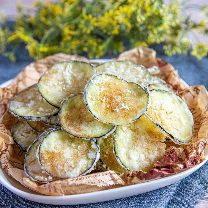 皿に盛られた薄くスライスされたなすチップス。