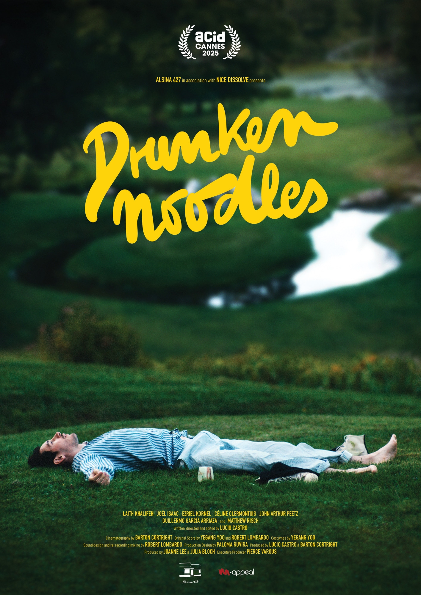 Póster de "Drunken Noodles". Hombre recostado en césped, paisaje de campo al fondo. Texto superior destaca participación en festival de Cannes
