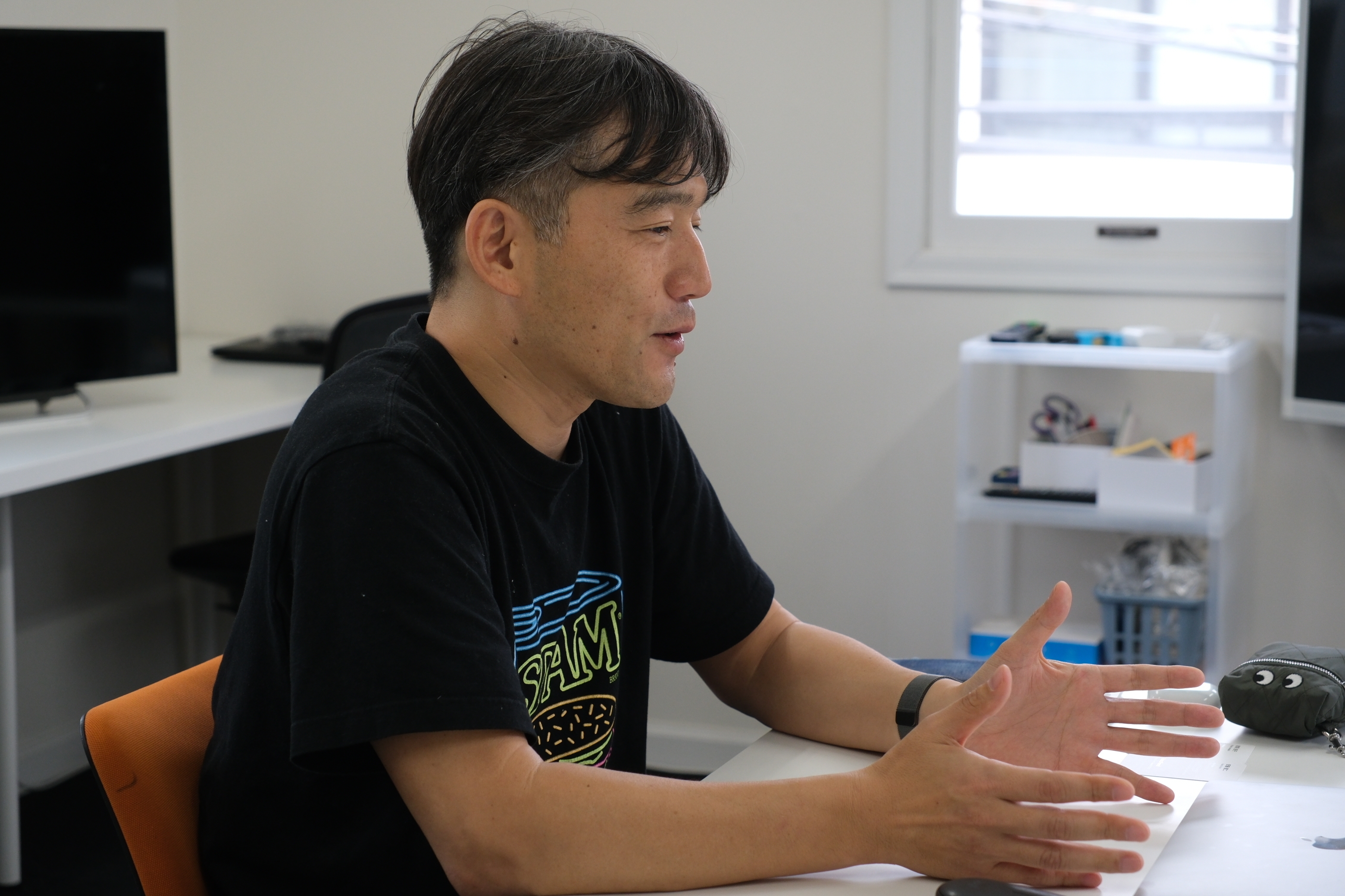 インタビューに応じる梶原健司さん