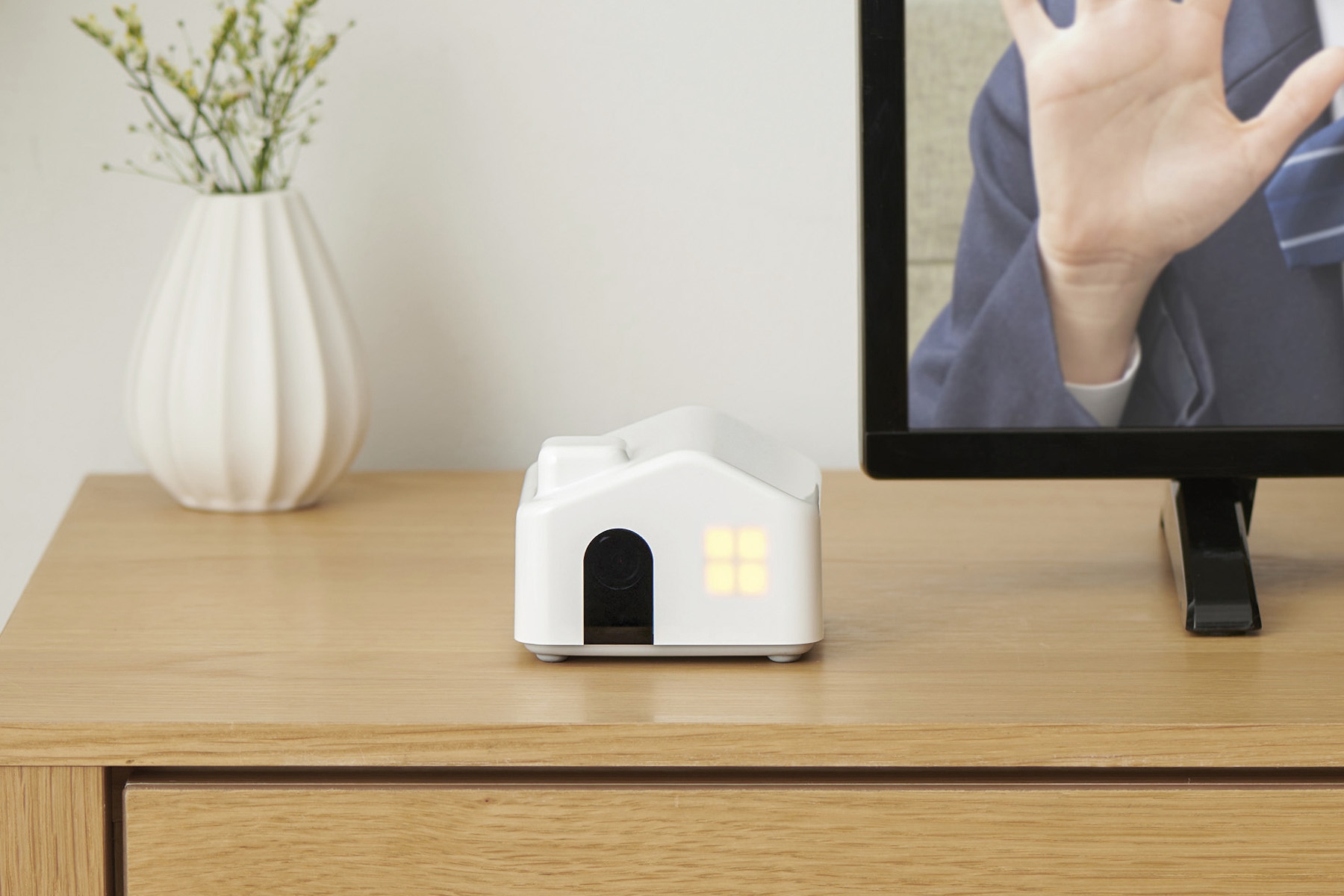 「ちかく」の外観。黒い扉部分にカメラを内蔵し、カメラを意識させないデザインにしている