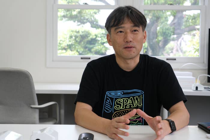 インタビューに応じる梶原健司さん