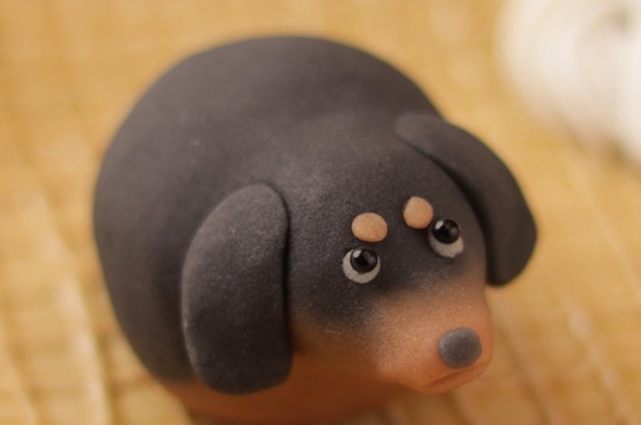 練り切りで作られたダックスフンド。三宅 正晃（@beniyamiyake）さんのXより